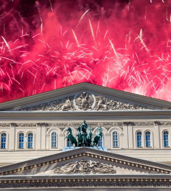 Zafer Günü (2. Dünya Savaşı) sırasında Bolşoy Tiyatrosu (Büyük, Büyük ya da Büyük Tiyatro) üzerindeki havai fişekler