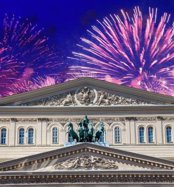 Zafer Günü (2. Dünya Savaşı) sırasında Bolşoy Tiyatrosu (Büyük, Büyük ya da Büyük Tiyatro) üzerindeki havai fişekler