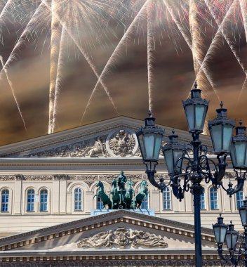 Zafer Günü (2. Dünya Savaşı) sırasında Bolşoy Tiyatrosu (Büyük, Büyük ya da Büyük Tiyatro) üzerindeki havai fişekler