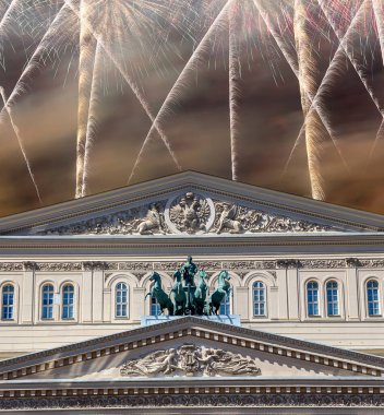 Zafer Günü (2. Dünya Savaşı) sırasında Bolşoy Tiyatrosu (Büyük, Büyük ya da Büyük Tiyatro) üzerindeki havai fişekler