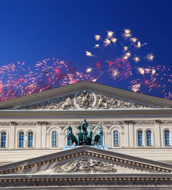 Zafer Günü (2. Dünya Savaşı) sırasında Bolşoy Tiyatrosu (Büyük, Büyük ya da Büyük Tiyatro) üzerindeki havai fişekler