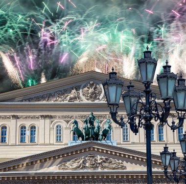 Zafer Günü (2. Dünya Savaşı) sırasında Bolşoy Tiyatrosu (Büyük, Büyük ya da Büyük Tiyatro) üzerindeki havai fişekler