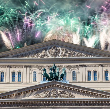 Zafer Günü (2. Dünya Savaşı) sırasında Bolşoy Tiyatrosu (Büyük, Büyük ya da Büyük Tiyatro) üzerindeki havai fişekler