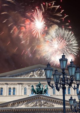Zafer Günü (2. Dünya Savaşı) sırasında Bolşoy Tiyatrosu (Büyük, Büyük ya da Büyük Tiyatro) üzerindeki havai fişekler
