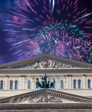 Zafer Günü (2. Dünya Savaşı) sırasında Bolşoy Tiyatrosu (Büyük, Büyük ya da Büyük Tiyatro) üzerindeki havai fişekler