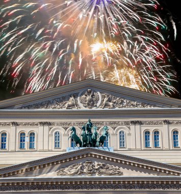 Zafer Günü (2. Dünya Savaşı) sırasında Bolşoy Tiyatrosu (Büyük, Büyük ya da Büyük Tiyatro) üzerindeki havai fişekler
