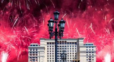 Manege Meydanı 'ndaki Four Seasons Oteli (Hotel Moskva) cephesinde havai fişekler. Moskova, Rusya  