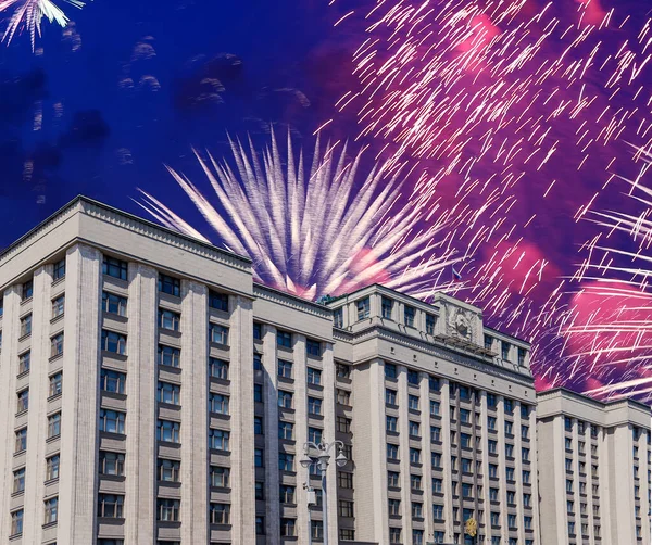 Zafer Günü (2. Dünya Savaşı) Moskova ve Rusya 'da Rusya Federasyonu Federal Meclisi Duma binasına havai fişekler atıldı.   