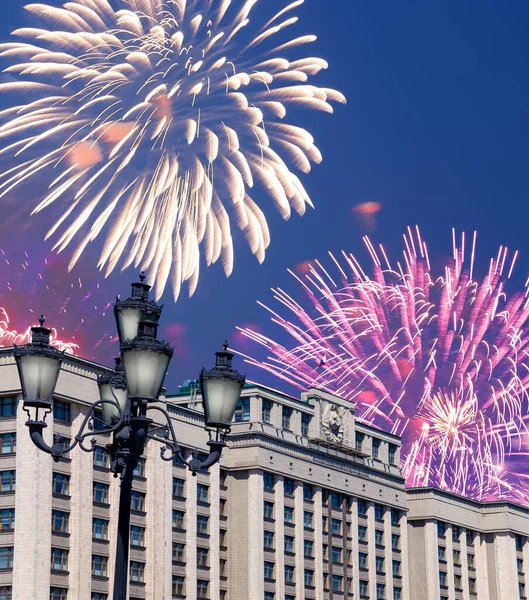 Zafer Günü (2. Dünya Savaşı) Moskova ve Rusya 'da Rusya Federasyonu Federal Meclisi Duma binasına havai fişekler atıldı.   