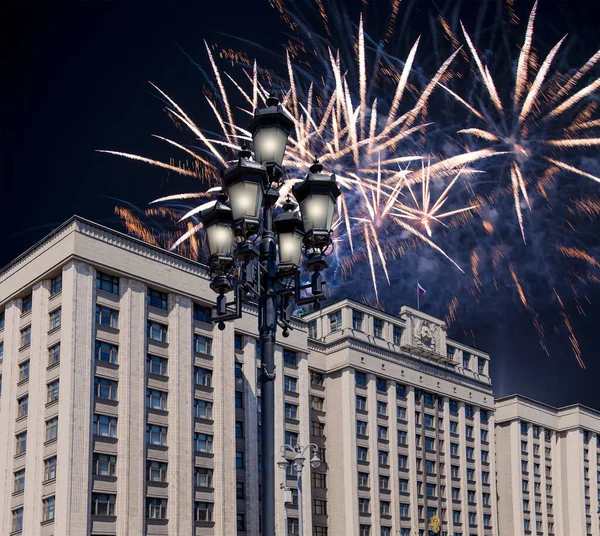 Zafer Günü (2. Dünya Savaşı) Moskova ve Rusya 'da Rusya Federasyonu Federal Meclisi Duma binasına havai fişekler atıldı.   