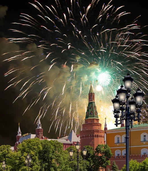 Fajerwerki Nad Moskiewskim Kremlem Podczas Dnia Zwycięstwa Wojna Światowa Rosja — Zdjęcie stockowe