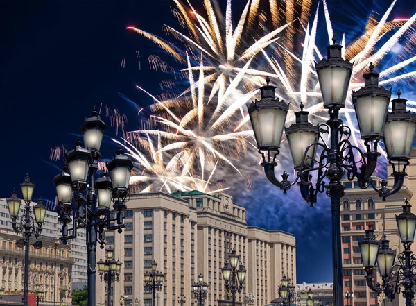 Zafer Günü (2. Dünya Savaşı) Moskova ve Rusya 'da Rusya Federasyonu Federal Meclisi Duma binasına havai fişekler atıldı.   