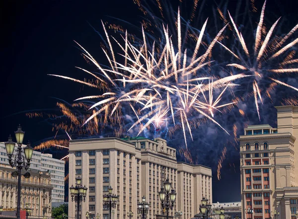 Zafer Günü (2. Dünya Savaşı) Moskova ve Rusya 'da Rusya Federasyonu Federal Meclisi Duma binasına havai fişekler atıldı.   