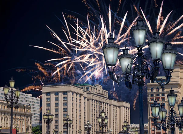 Zafer Günü (2. Dünya Savaşı) Moskova ve Rusya 'da Rusya Federasyonu Federal Meclisi Duma binasına havai fişekler atıldı.   