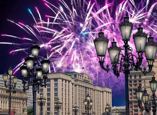 Zafer Günü (2. Dünya Savaşı) Moskova ve Rusya 'da Rusya Federasyonu Federal Meclisi Duma binasına havai fişekler atıldı.   