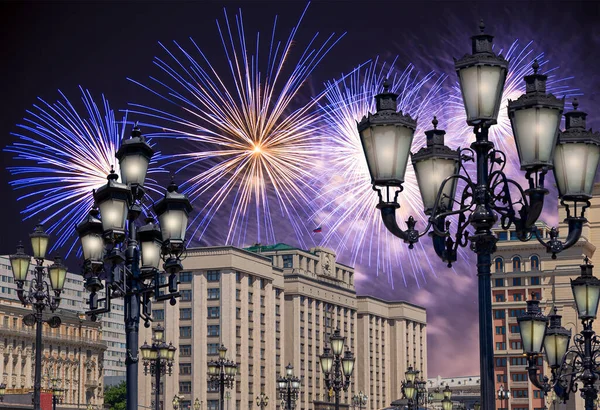 Zafer Günü (2. Dünya Savaşı) Moskova ve Rusya 'da Rusya Federasyonu Federal Meclisi Duma binasına havai fişekler atıldı.   