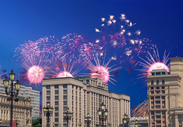 Zafer Günü (2. Dünya Savaşı) Moskova ve Rusya 'da Rusya Federasyonu Federal Meclisi Duma binasına havai fişekler atıldı.   