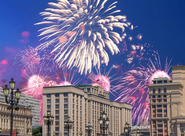 Zafer Günü (2. Dünya Savaşı) Moskova ve Rusya 'da Rusya Federasyonu Federal Meclisi Duma binasına havai fişekler atıldı.   