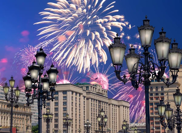 Zafer Günü (2. Dünya Savaşı) Moskova ve Rusya 'da Rusya Federasyonu Federal Meclisi Duma binasına havai fişekler atıldı.   