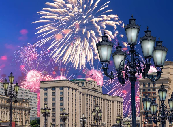 Zafer Günü (2. Dünya Savaşı) Moskova ve Rusya 'da Rusya Federasyonu Federal Meclisi Duma binasına havai fişekler atıldı.   