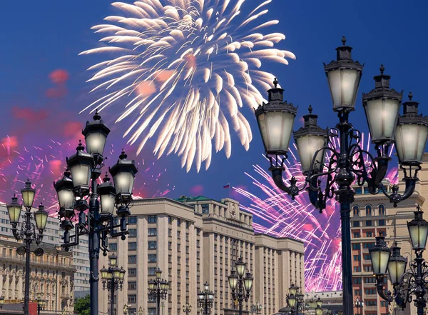 Zafer Günü (2. Dünya Savaşı) Moskova ve Rusya 'da Rusya Federasyonu Federal Meclisi Duma binasına havai fişekler atıldı.   