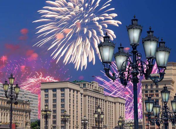 Zafer Günü (2. Dünya Savaşı) Moskova ve Rusya 'da Rusya Federasyonu Federal Meclisi Duma binasına havai fişekler atıldı.   