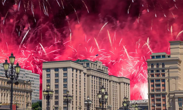 Zafer Günü (2. Dünya Savaşı) Moskova ve Rusya 'da Rusya Federasyonu Federal Meclisi Duma binasına havai fişekler atıldı.   