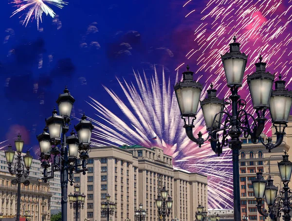 Zafer Günü (2. Dünya Savaşı) Moskova ve Rusya 'da Rusya Federasyonu Federal Meclisi Duma binasına havai fişekler atıldı.   