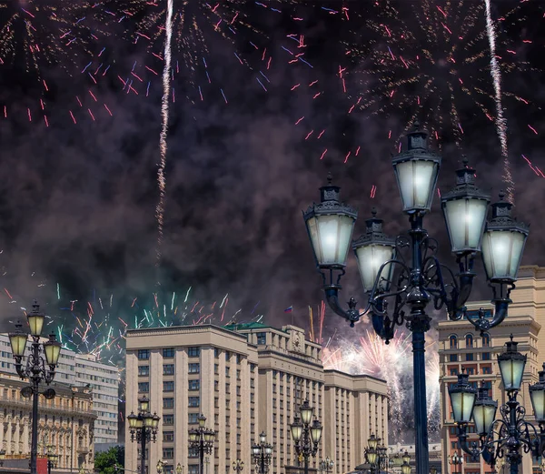 Zafer Günü (2. Dünya Savaşı) Moskova ve Rusya 'da Rusya Federasyonu Federal Meclisi Duma binasına havai fişekler atıldı.   