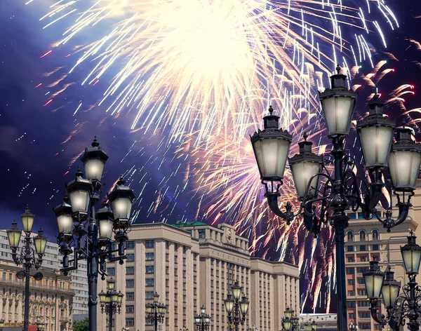 Zafer Günü (2. Dünya Savaşı) Moskova ve Rusya 'da Rusya Federasyonu Federal Meclisi Duma binasına havai fişekler atıldı.   