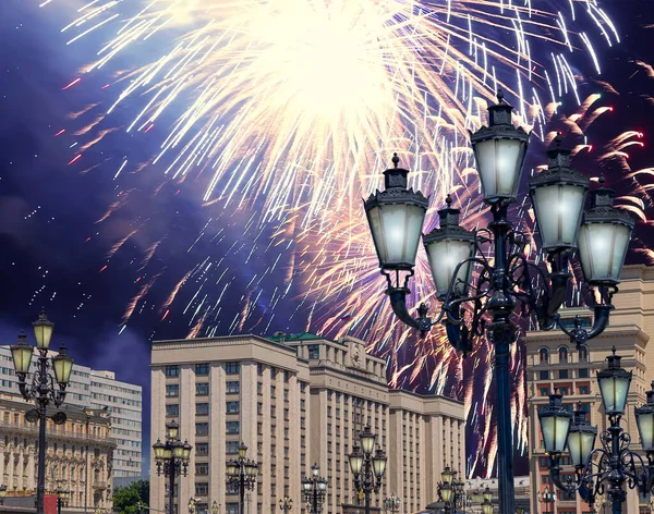 Zafer Günü (2. Dünya Savaşı) Moskova ve Rusya 'da Rusya Federasyonu Federal Meclisi Duma binasına havai fişekler atıldı.   