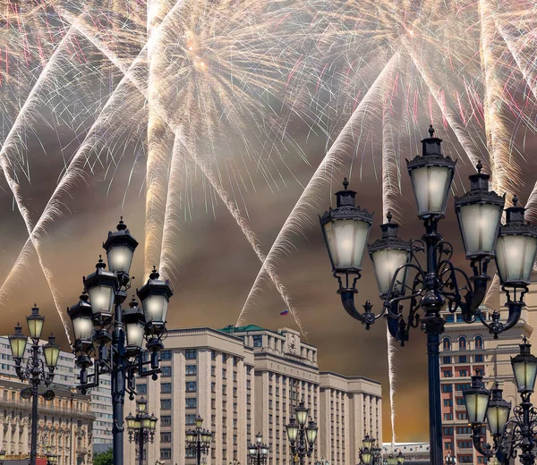 勝利の日 第二次世界大戦 モスクワ ロシア連邦議会下院の建物の上の花火 — ストック写真