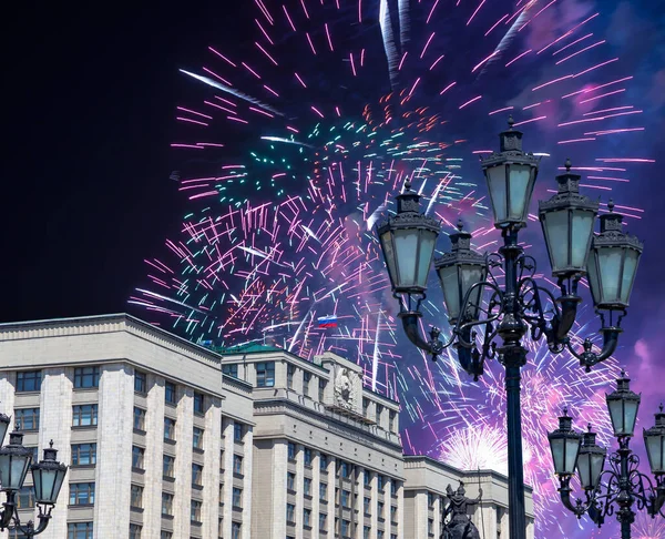 Zafer Günü (2. Dünya Savaşı) Moskova ve Rusya 'da Rusya Federasyonu Federal Meclisi Duma binasına havai fişekler atıldı.  