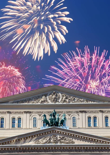 Zafer Günü (2. Dünya Savaşı) sırasında Bolşoy Tiyatrosu (Büyük, Büyük ya da Büyük Tiyatro) üzerindeki havai fişekler