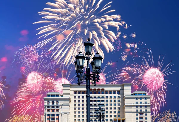 Tűzijáték Four Seasons Hotel Hotel Moskva Homlokzata Felett Manege Tértől — Stock Fotó