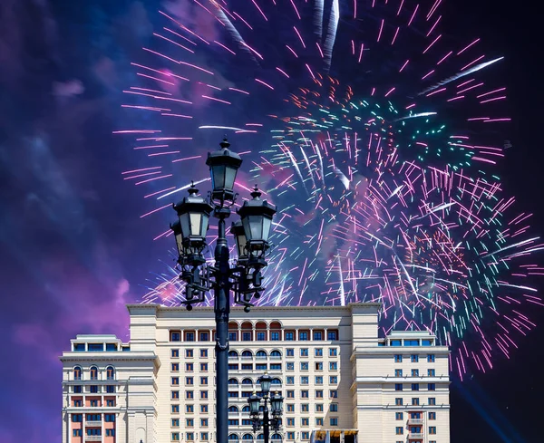 Tűzijáték Four Seasons Hotel Hotel Moskva Homlokzata Felett Manege Tértől — Stock Fotó