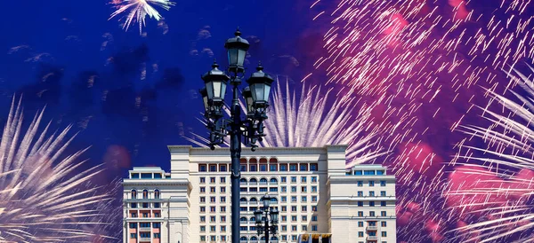 マニゲススクエアからフォーシーズンズホテル Hotel Moskva のファサード上の花火 モスクワロシア — ストック写真