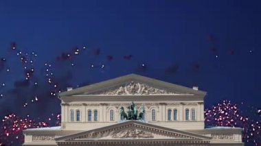 Zafer Günü (2. Dünya Savaşı) sırasında Bolşoy Tiyatrosu (Büyük, Büyük ya da Büyük Tiyatro) üzerindeki havai fişekler