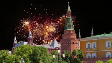 Rusya 'da Zafer Günü (2. Dünya Savaşı) sırasında Moskova Kremlin üzerinde havai fişek gösterisi