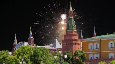 Rusya 'da Zafer Günü (2. Dünya Savaşı) sırasında Moskova Kremlin üzerinde havai fişek gösterisi
