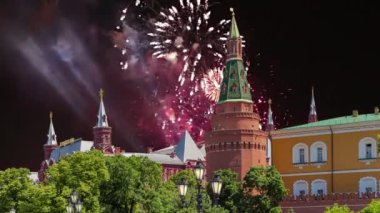 Rusya 'da Zafer Günü (2. Dünya Savaşı) sırasında Moskova Kremlin üzerinde havai fişek gösterisi