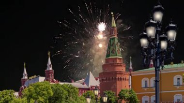 Rusya 'da Zafer Günü (2. Dünya Savaşı) sırasında Moskova Kremlin üzerinde havai fişek gösterisi