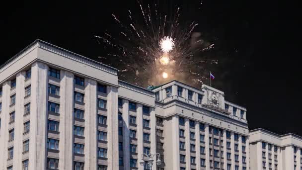 Πυροτεχνήματα Πάνω Από Κτίριο Της Κρατικής Δούμας Της Ομοσπονδιακής Συνέλευσης — Αρχείο Βίντεο