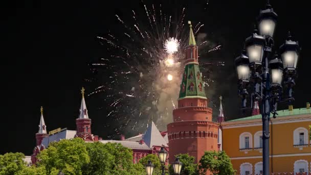 러시아 승리의 모스크바 크렘린에서 있었던 불꽃놀이 — 비디오