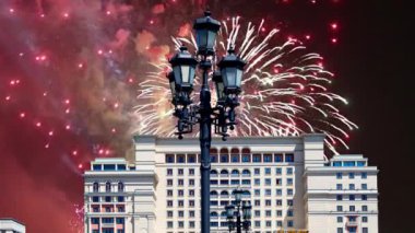 Manege Meydanı 'ndaki Four Seasons Oteli (Hotel Moskva) cephesinde havai fişekler. Moskova, Rusya  