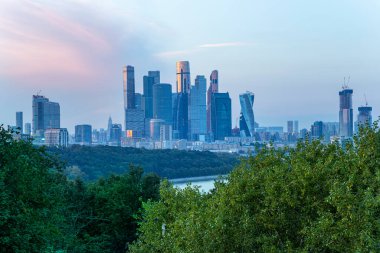 Şehir ve gökdelenlerin Sparrow Hills veya Vorobyovy Gory gözlem platformundan (güzel bir günbatımının arkaplanına karşı) Moskova şehri Moskva nehrinin 85 metre veya deniz seviyesinden 200 metre yukarısında yer alıyor. Moskova, Rusya
