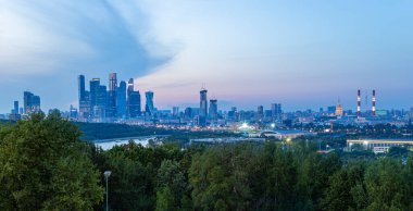 Moskova 'nın ortasındaki Sparrow Hills veya Vorobyovy Gory gözlem platformundan (gün batımındaki) Moskva nehrinin 85 metre yukarısındaki dik bir kıyıda, ya da deniz seviyesinin 200 metre yukarısındadır. Rusya