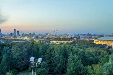 Moskova 'nın ortasındaki Sparrow Hills veya Vorobyovy Gory gözlem platformundan (gün batımındaki) Moskva nehrinin 85 metre yukarısındaki dik bir kıyıda, ya da deniz seviyesinin 200 metre yukarısındadır. Rusya