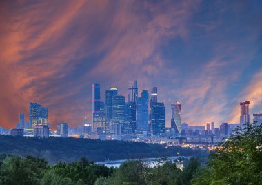 Şehir ve gökdelenlerin Sparrow Hills veya Vorobyovy Gory gözlem platformundan (güzel bir günbatımının arkaplanına karşı) Moskova şehri Moskva nehrinin 85 metre veya deniz seviyesinden 200 metre yukarısında yer alıyor. Moskova, Rusya