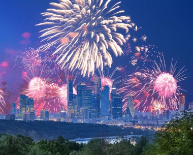 Moskova üzerindeki Sparrow Hills ya da Vorobyovy Gory gözlem platformundan havai fişekler Moskva nehrinin 85 metre yukarısında ya da deniz seviyesinden 200 metre yukarıda. Rusya  